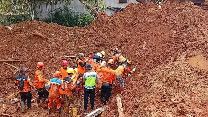 Endonezya'da toprak kayması! Ölenlerin sayısı yükseldi