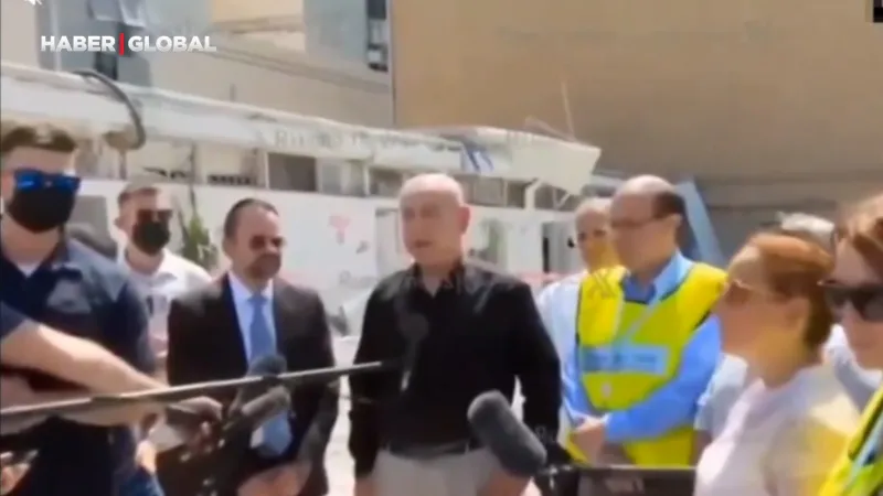 İsrail Başbakanı Netanyahu canlı yayında konuşurken arkasındaki bina çöktü