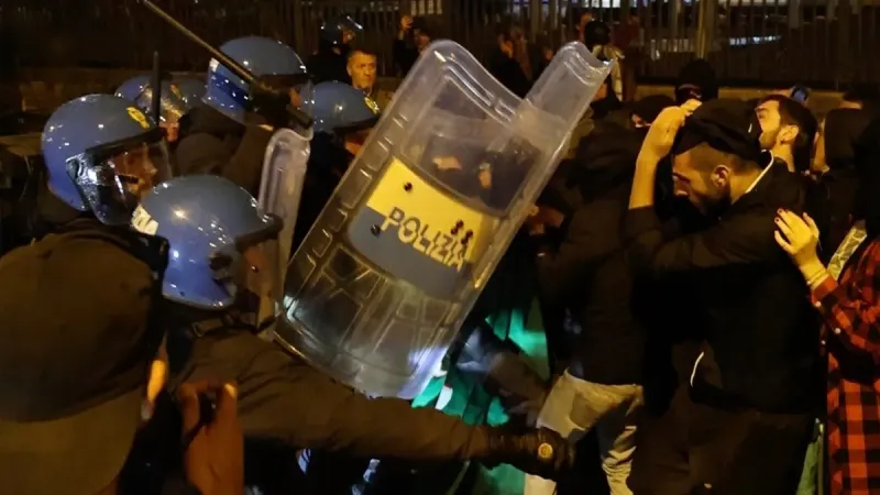 İtalya'da Sumud Filosu'na yapılan İsrail saldırısı protesto edildi! Polis ve göstericiler karşı karşıya geldi
