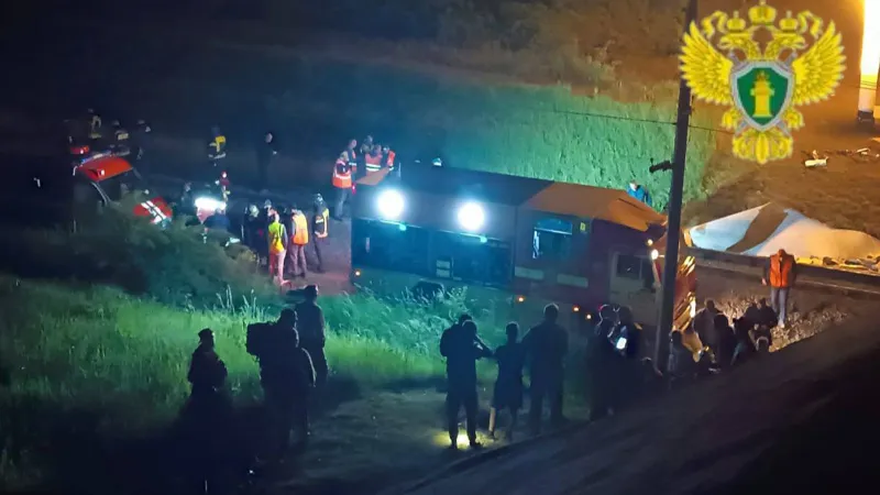 Köprü çöktü, tren raydan çıktı: Ölü ve yaralılar var