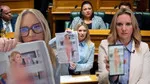 Şok Eylem! Vekilden Meclis'te Çıplak Fotoğraf Gösterisi!