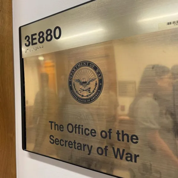 Pentagon'daki tabelalar "Savaş Bakanlığı" levhalarıyla değiştirildi